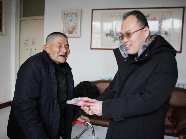 山东星空·（中国）电子官方网站
生物参加前省庄村驻村企业走访慰问困难家庭活动，为贫困家庭送温暖！